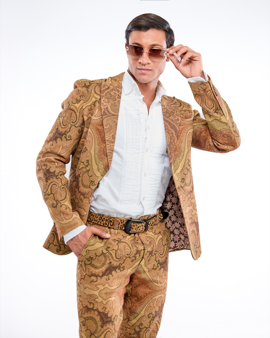 Traje de brocado dorado en estudio